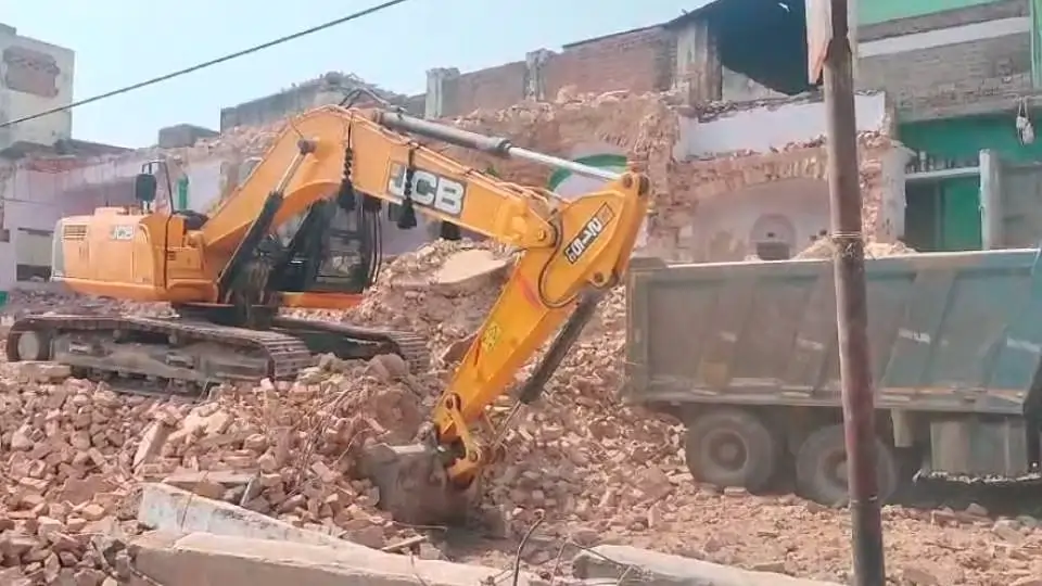 मदरसों और मस्जिदों के खिलाफ एक्शन, बच्चों का भविष्य हो रहा था खराब