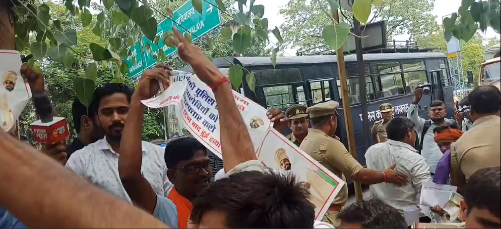 सत्यम मिश्रा हत्या पर आप का प्रदर्शन- अखिलेश यादव ने बीजेपी पर साधा निशाना