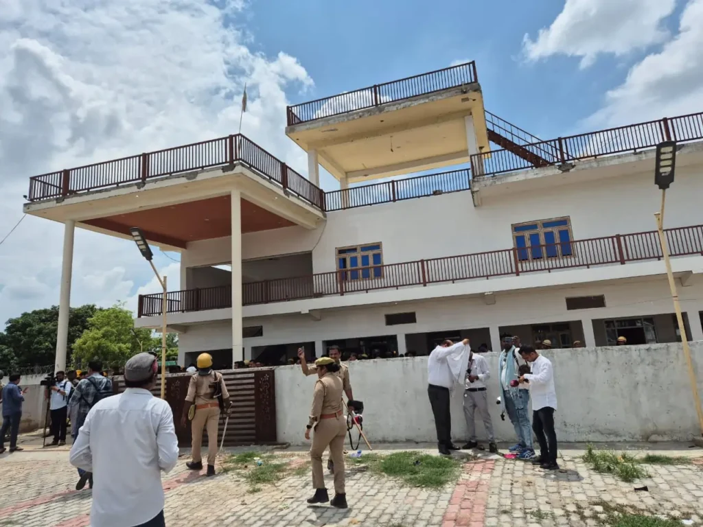 छांगुर बाबा की आलिशान कोठी पर चला योगी का बुलडोजर, यूपी सीएम ने दी चेतावनी