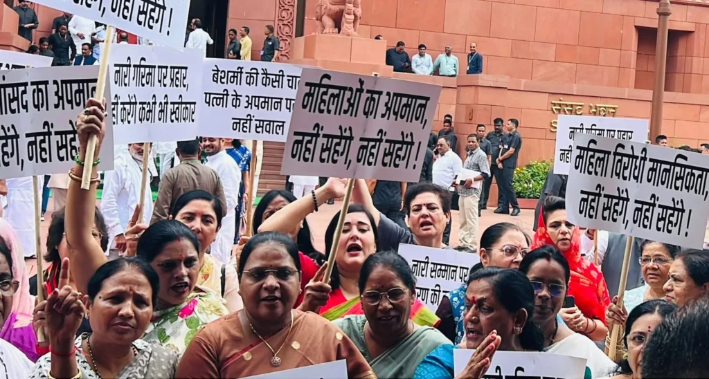 संसद में डिंपल के अपमान पर BJP और NDA का प्रदर्शन, मौलाना अडिग है अपने बयान पर