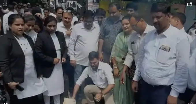 वीडियो के खिलाफ महिला संगठनों का विरोध, सच्चाई बताते हुये अनिरुद्धाचार्य ने मांगी मांफी