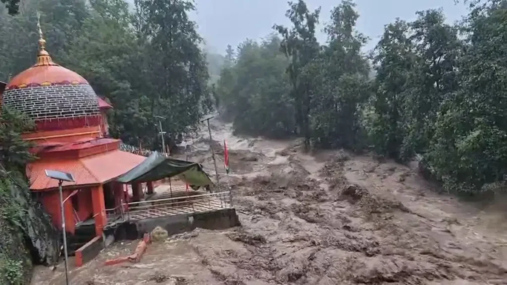 जम्मू-कश्मीर में कुदरत का कहर: डोडा में फटा बादल, 3 की मौत, वैष्णो देवी यात्रा रोकी, हालात गंभीर