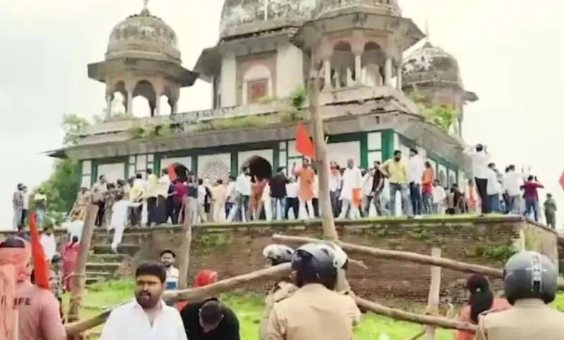 फतेहपुर मकबरे का बढ़ा विवाद, पुलिस की FIR से हुआ बड़ा खुलासा
