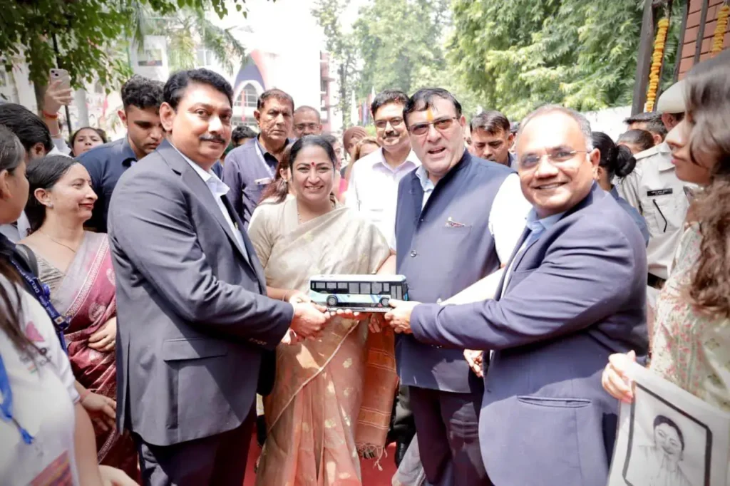 DU छात्रों के लिए फिर शुरू हुई यू-स्पेशल बस सेवा, सीएम बोली- मीठी यादें साथ लाई...