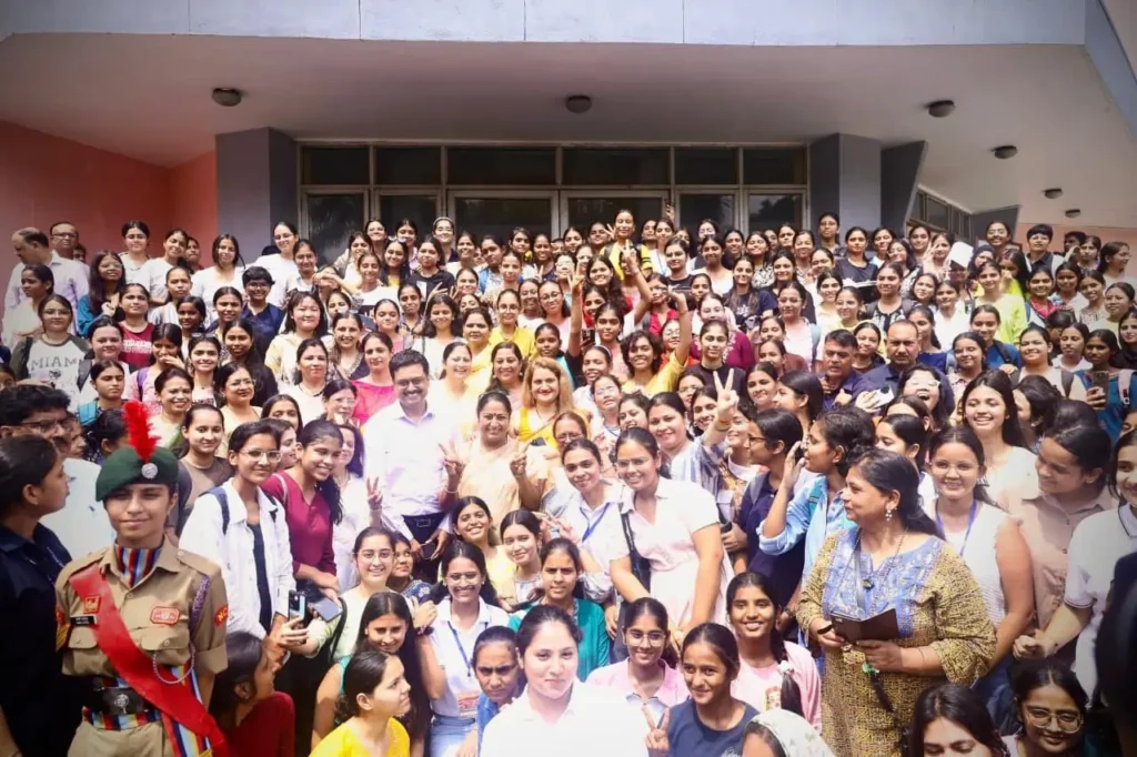 DU छात्रों के लिए फिर शुरू हुई यू-स्पेशल बस सेवा, सीएम बोली- मीठी यादें साथ लाई...