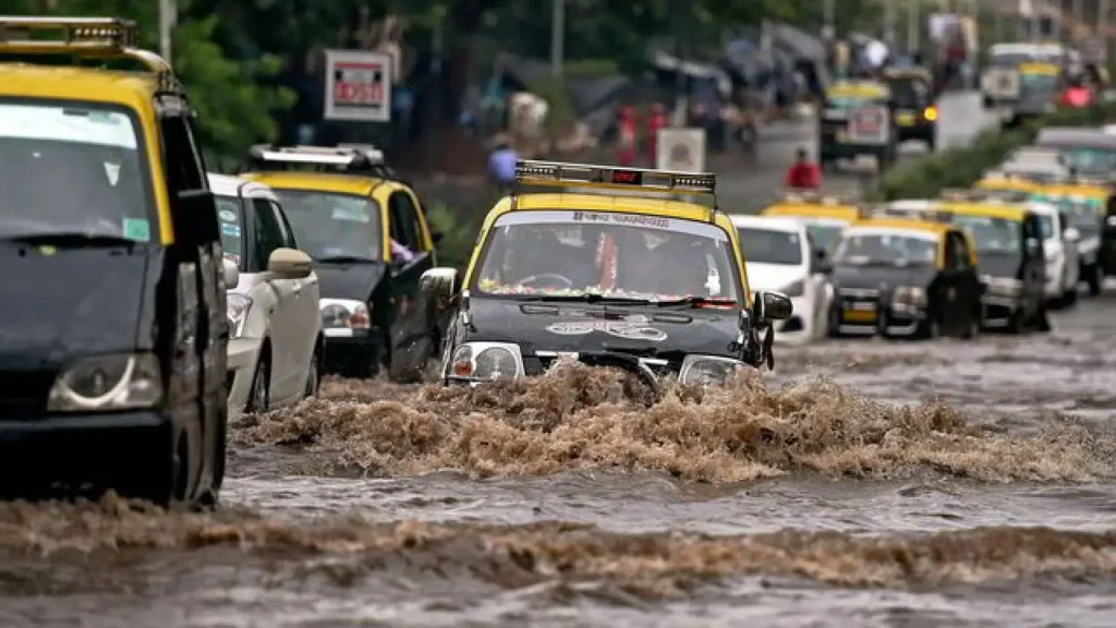मुंबई में बारिश का कहर- रेड अलर्ट जारी, सड़कों पर पानी, जनजीवन अस्त-व्यस्त