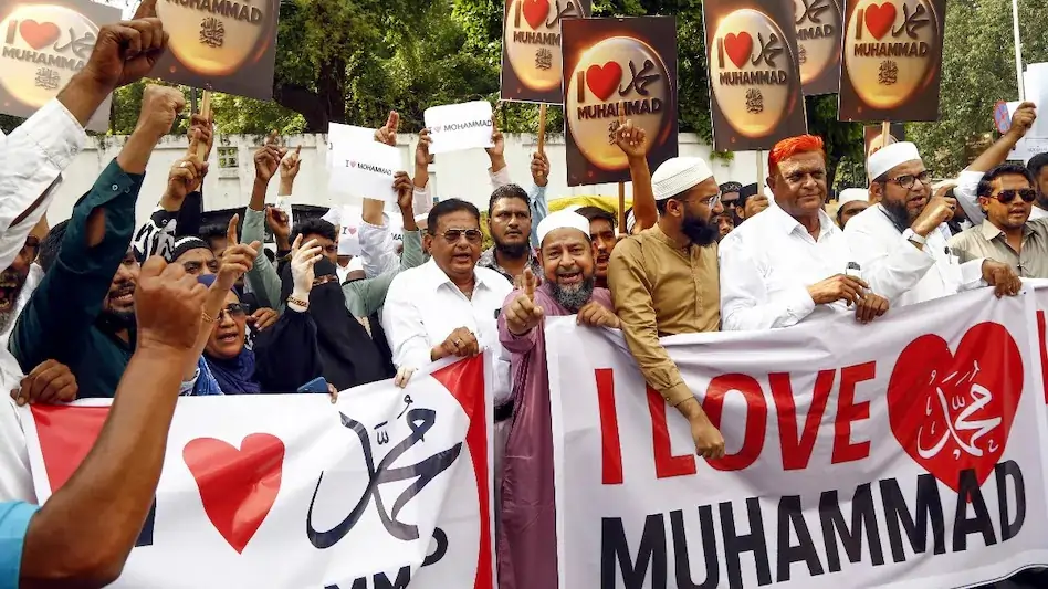 "आई लव मोहम्मद" विवाद पर VHP का हमला: डॉ. सुरेन्द्र बोले- हिंसा से पूरी मानवता पीड़ित