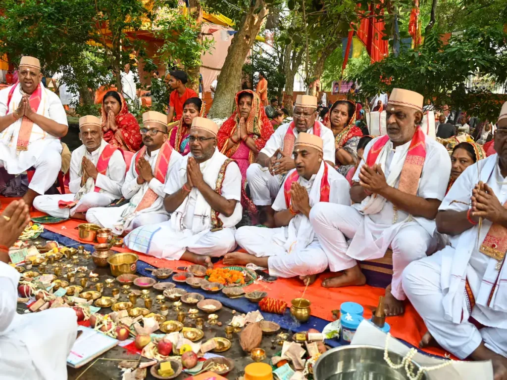 पितृ पक्ष में करें पितरों का तर्पण, जानें इसका महत्व और विधि