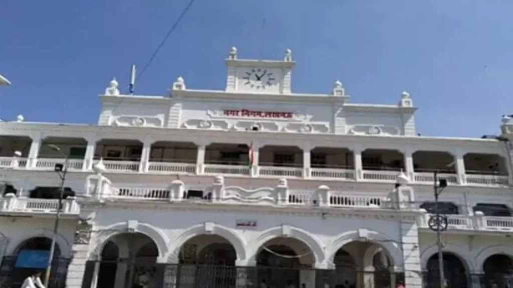 लखनऊ: नगर निगम जोन-8 और जोन-4 में मंदिरों की विशेष सफाई अभियान