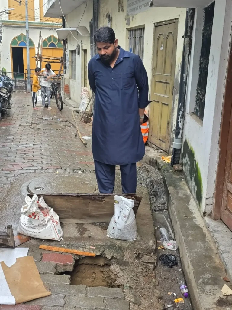 आठ साल पुरानी सड़क 16 फीट गड्ढे में तब्दील, पार्षद ने दी अधिकारियों को चेतावनी