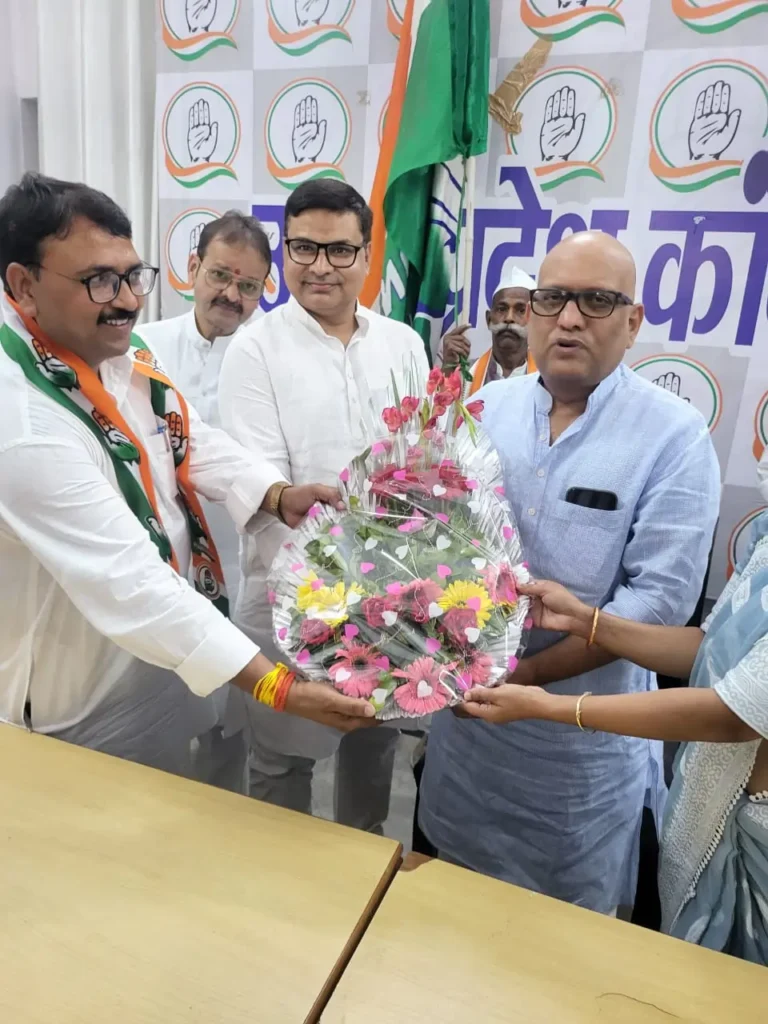 सीतापुर में कांग्रेस को मिला नया जनाधार, अजय द्विवेदी ने थामा हाथ
