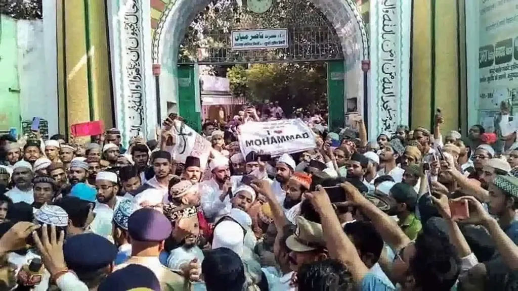 मौलाना मुफ़्ती का वार: अखिलेश यादव शांति नहीं, अशांति की चिंगारी भड़का रहे!