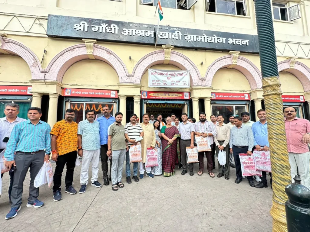 त्योहारों पर ‘वोकल फॉर लोकल’ का संदेश, गांधी आश्रम से खरीदे स्वदेशी उत्पाद