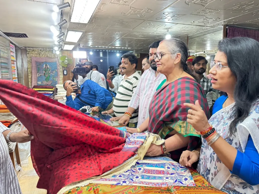 त्योहारों पर ‘वोकल फॉर लोकल’ का संदेश, गांधी आश्रम से खरीदे स्वदेशी उत्पाद