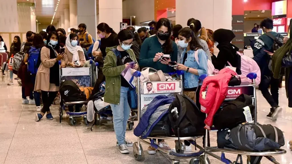 कनाडा में Visa Rules ने बढ़ाई भारतीय छात्रों की मुश्किलें