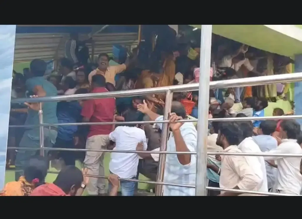 आंध्र प्रदेश के वेंकटेश्वर मंदिर में भगदड़, श्रद्धालुओं की गई जान