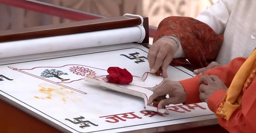 PM मोदी ने अयोध्या राम मंदिर शिखर पर फहराया पवित्र धर्म ध्वज