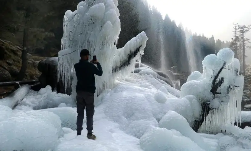 कश्मीर घाटी में चिल्लई कलां का कहर, तापमान शून्य से नीचे
