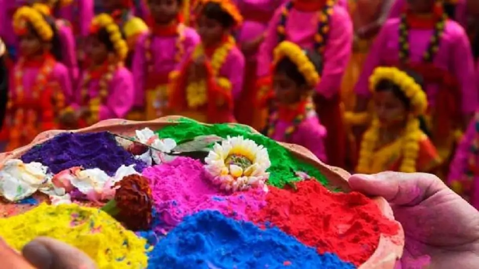 बसंत पंचमी से 40 दिनों का होली उत्सव शुरू, रंगों में डूबा वृंदावन