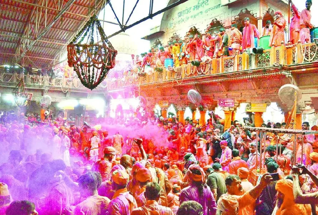 बसंत पंचमी से 40 दिनों का होली उत्सव शुरू, रंगों में डूबा वृंदावन