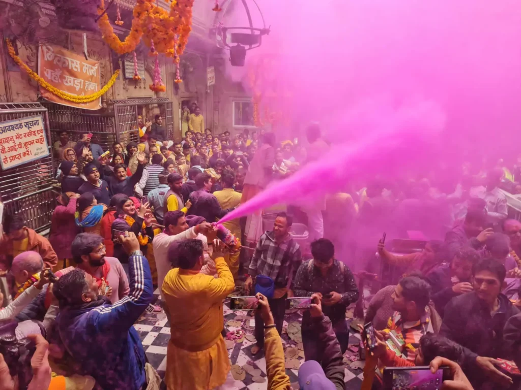 बसंत पंचमी से 40 दिनों का होली उत्सव शुरू, रंगों में डूबा वृंदावन