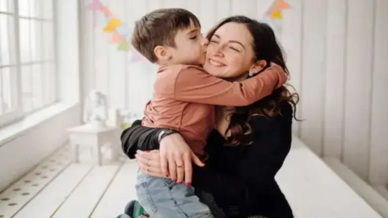 Hug Therapy: गले मिलिए, खुश रहिए