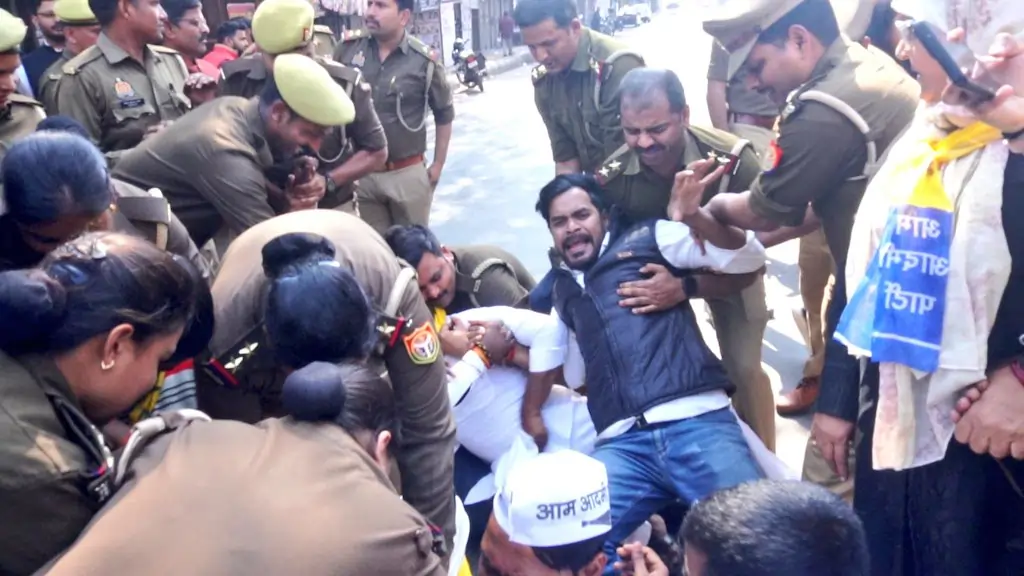 AAP का मोदी-ट्रंप ट्रेड डील के खिलाफ विरोध, पूछा सवाल 