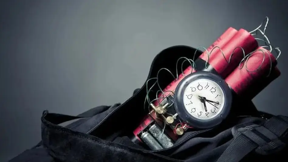 दिल्ली के स्कूलों और संसद को बम से उड़ाने की धमकी