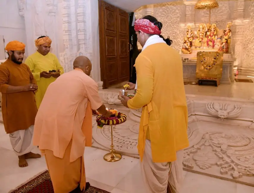 अयोध्या पहुंचे सीएम योगी, राम लला और हनुमानगढ़ी के किए दर्शन-पूजन