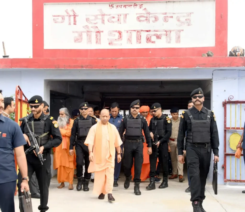 अयोध्या पहुंचे सीएम योगी, राम लला और हनुमानगढ़ी के किए दर्शन-पूजन