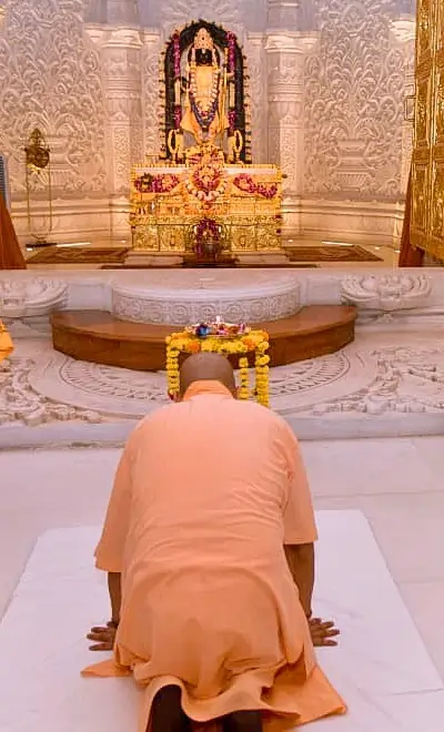 अयोध्या पहुंचे सीएम योगी, राम लला और हनुमानगढ़ी के किए दर्शन-पूजन