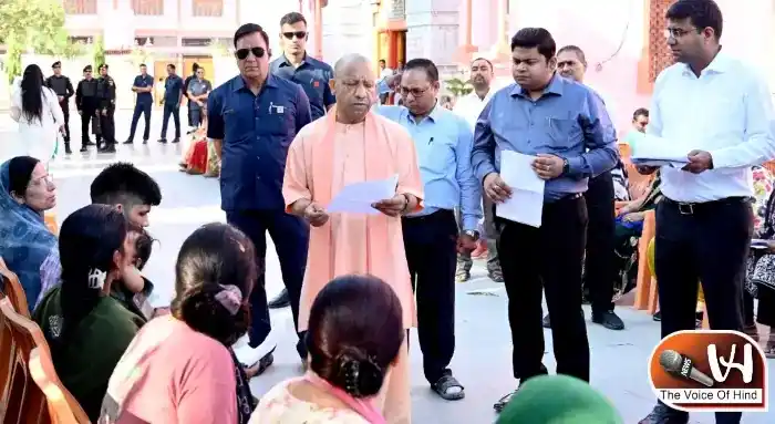 गोरखनाथ मंदिर में सीएम योगी का जनता दर्शन, 200 लोगों को राहत