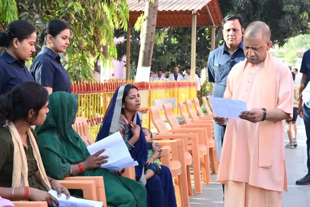 जरूरतमंद को आवास और बीमार के इलाज की होगी व्यवस्था- CM योगी