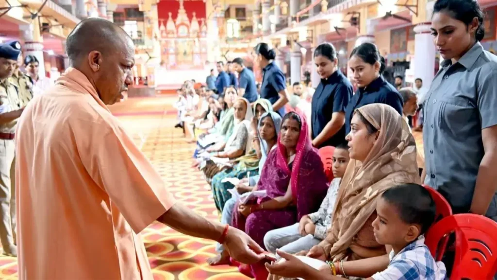 जनता दर्शन में CM योगी ने सुनी जनता की गुहार
