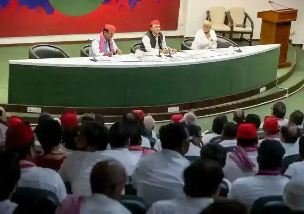 बिजली संकट पर BJP पर बरसे अखिलेश