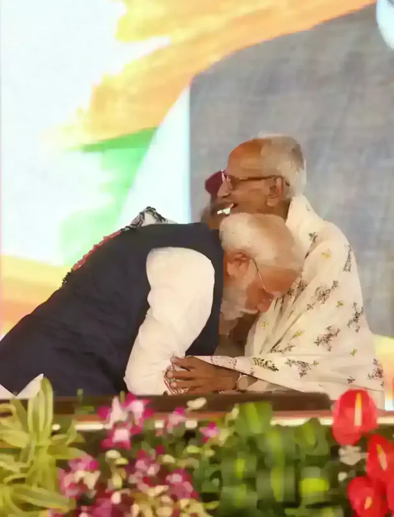 पीएम मोदी ने लिया माखनलाल सरकार का आशीर्वाद, भावुक हुआ परिवार