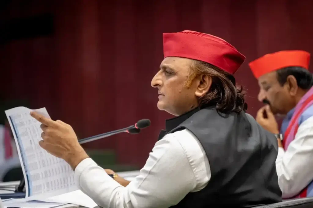बिजली संकट पर BJP पर बरसे अखिलेश