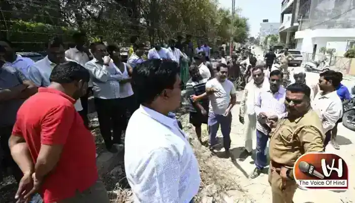 ओमैक्स रेजिडेंसी पर सड़क-नाले पर कब्जे का आरोप, धरने की चेतावनी