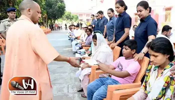 जनता दर्शन में सीएम योगी का बड़ा संदेश, बांटी राहत की सौगात