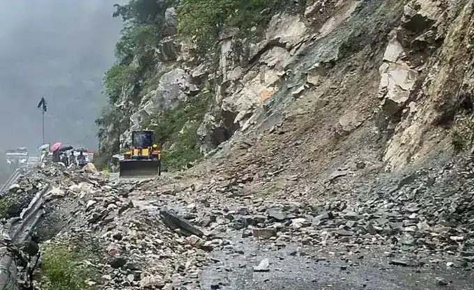 चारधाम यात्रा के बीच मौसम का रेड अलर्ट, यात्रियों से अपील